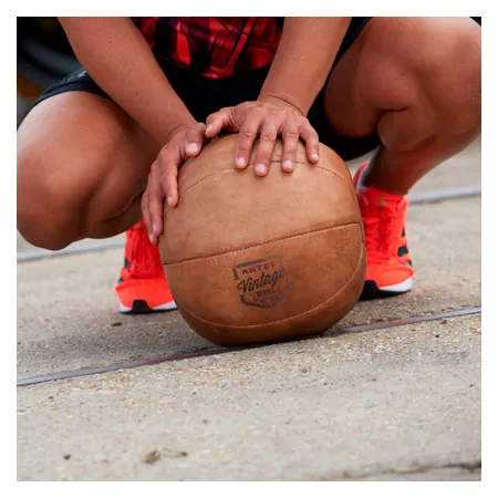 ARTZT Vintage Series leather medicine ball, 1 kg