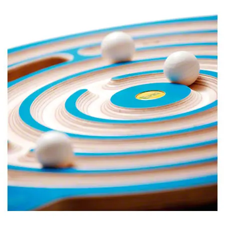 Trackboard labyrinth with 3 balls